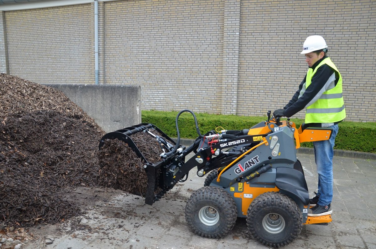 Giant SK252D tool carrier